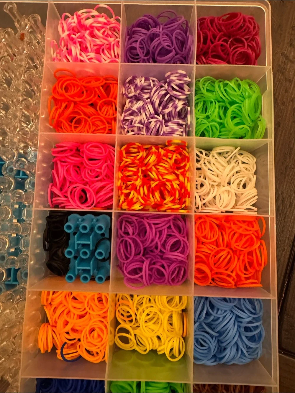 Arts and Crafts Plastic Compartment Storage Box with Multi-Color Elastic Band